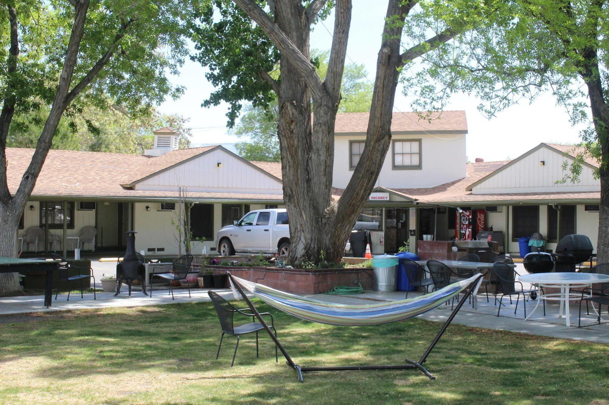 Trees Motel Bishop Bagian luar foto